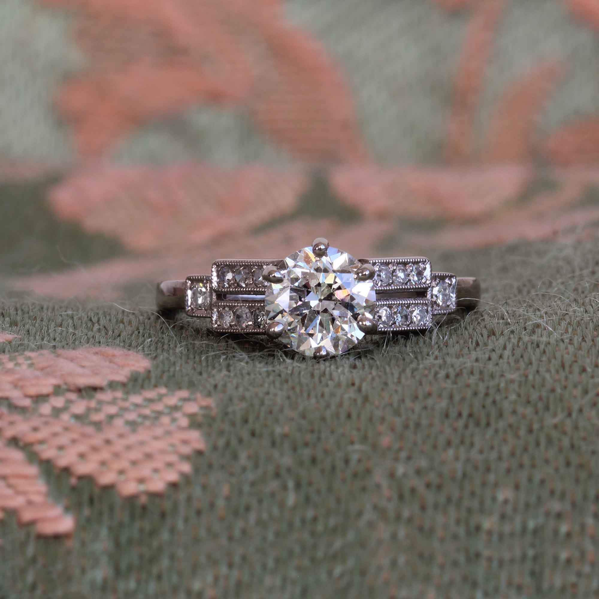 Engagement ring in white gold 
