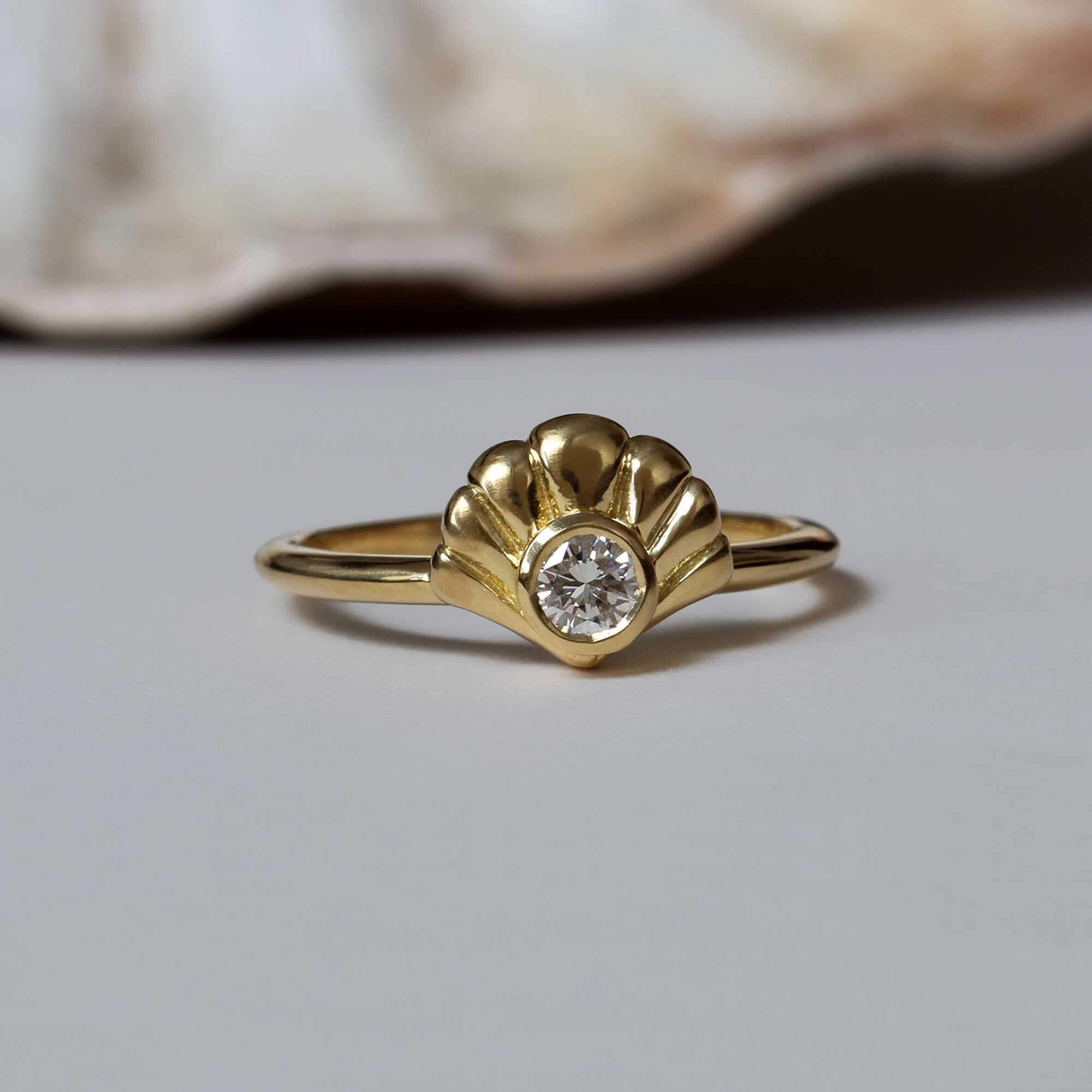 Art Deco styles engagement ring with scallop shell 1920s look