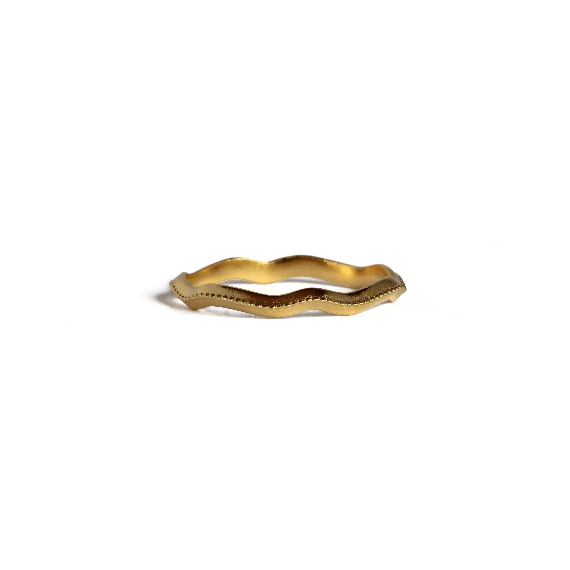 Sleepy Wiggle Milgrain Ring in yellow gold