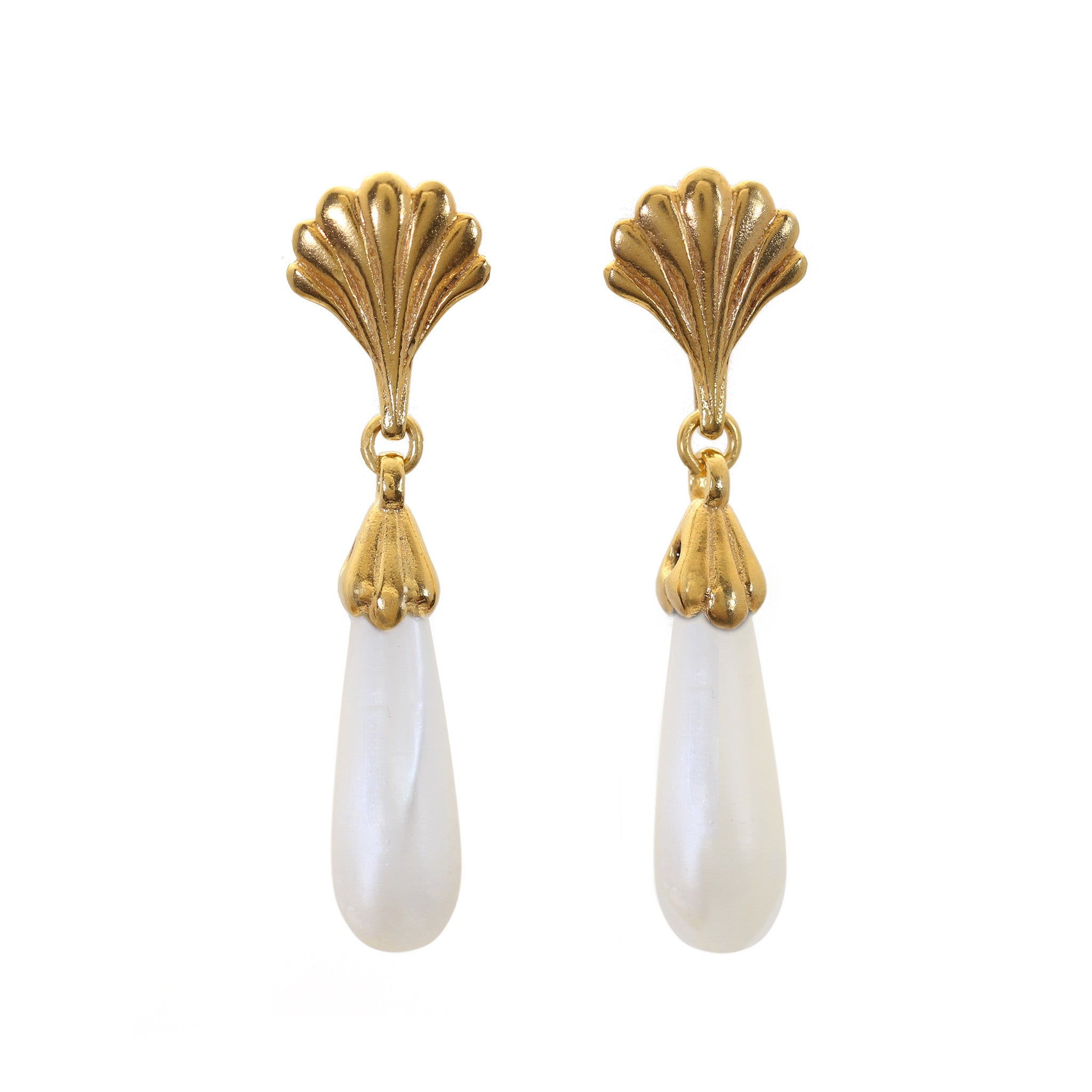 Yellow gold and mother of pearl drop earrings with shell