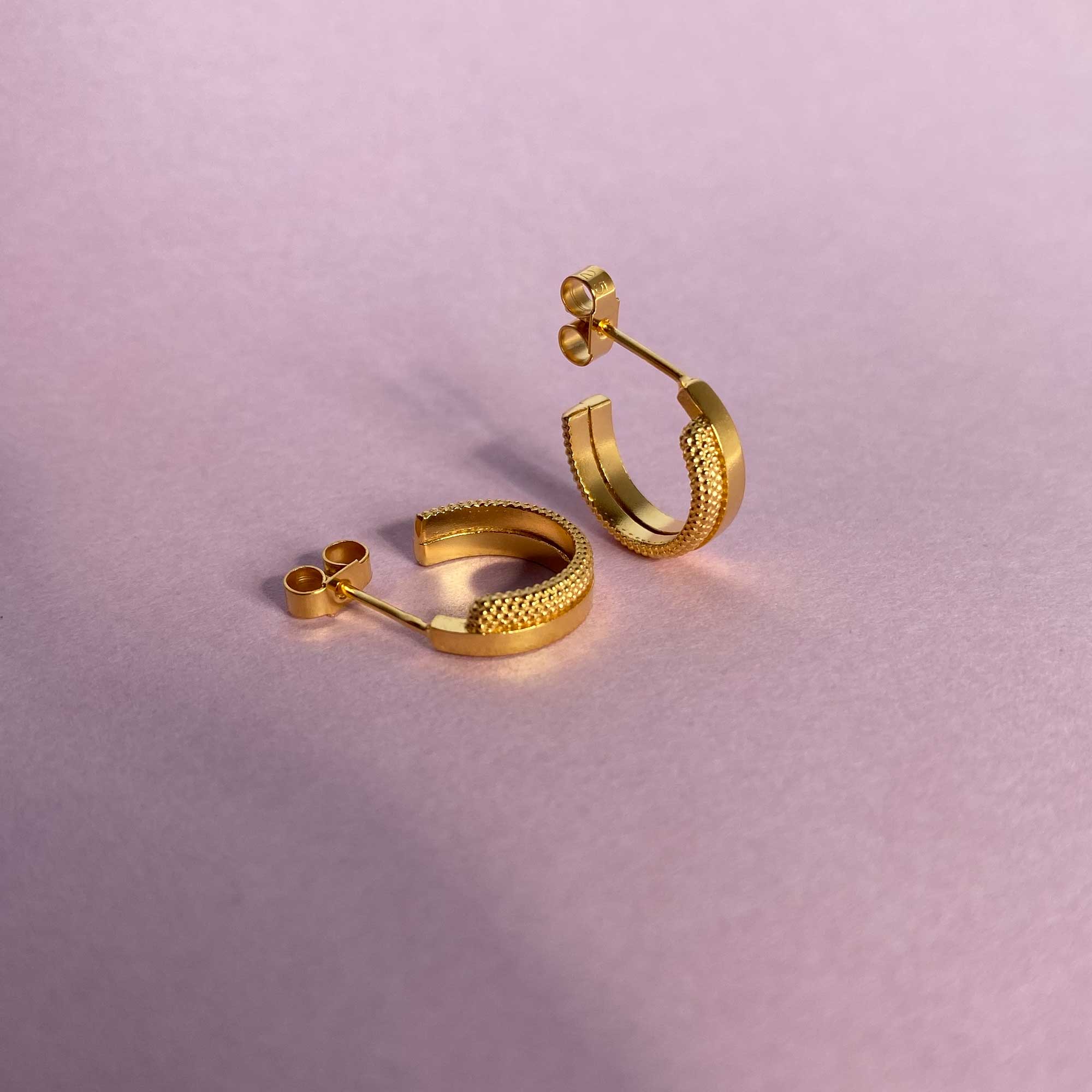 Source contrasting gold hoop earrings