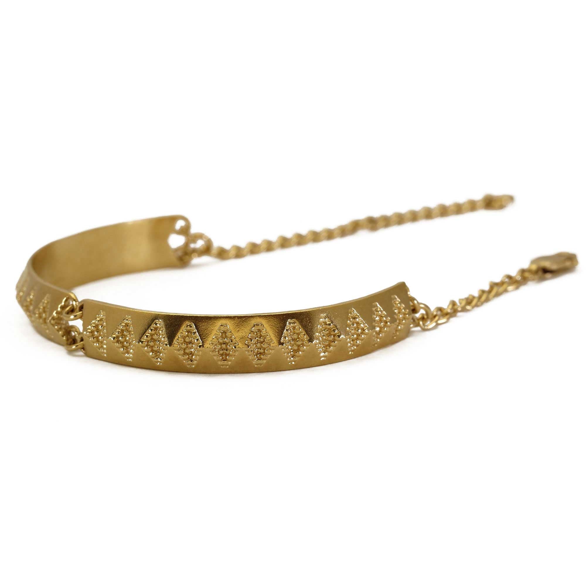 Diamond pattern texture of the gold bangle bracelet