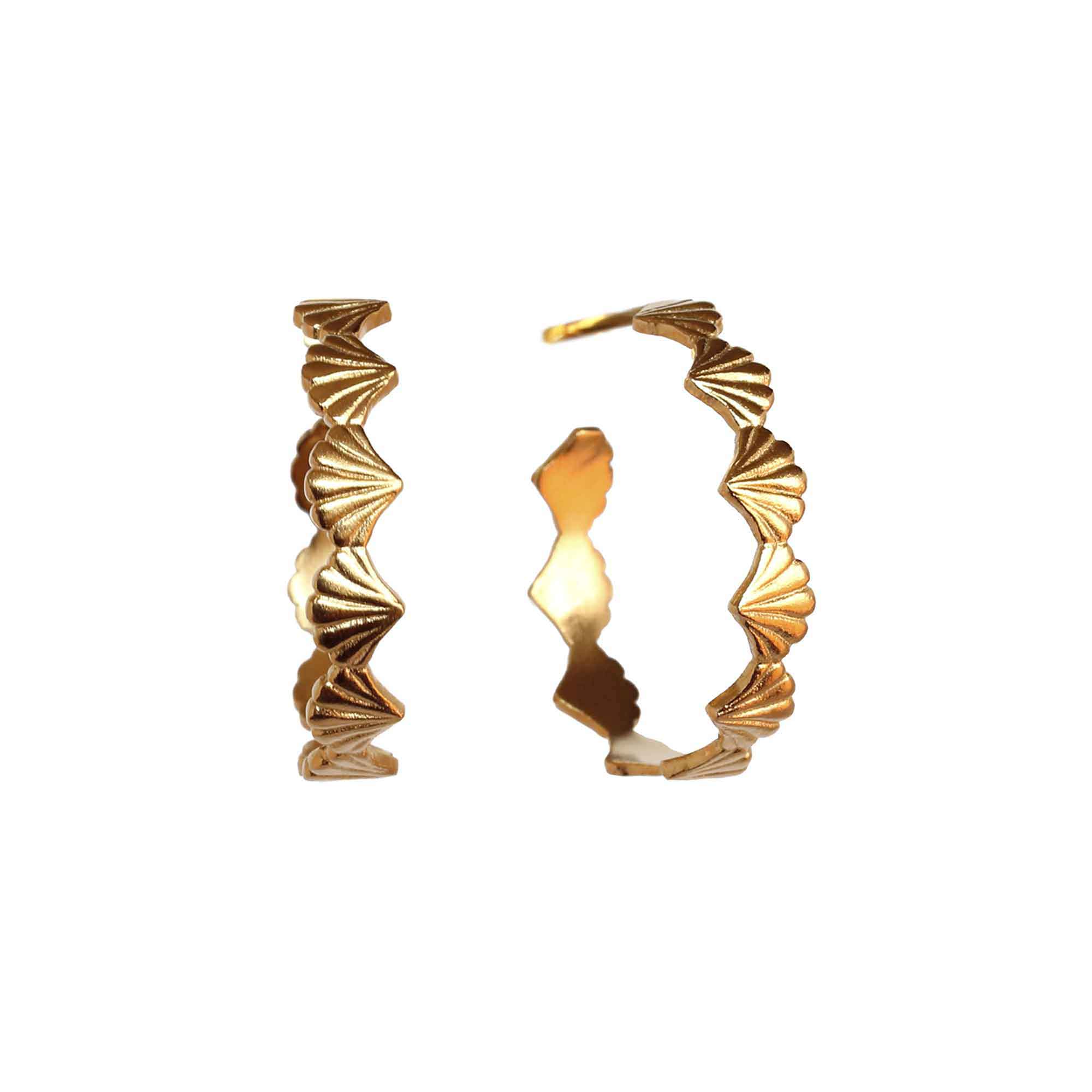Scallop Large Hoop Earrings in yellow gold