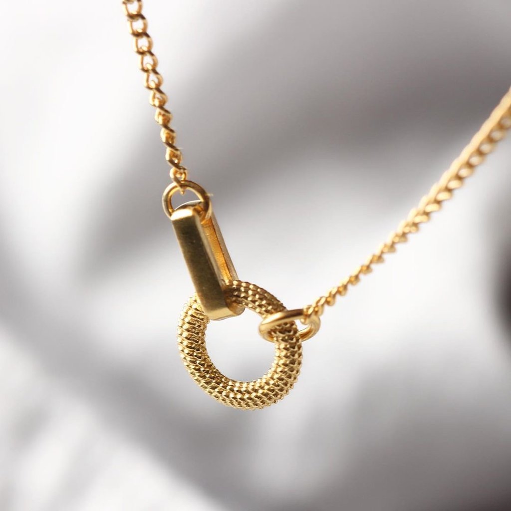The beautiful texture of the Tyro short chain necklace close-up