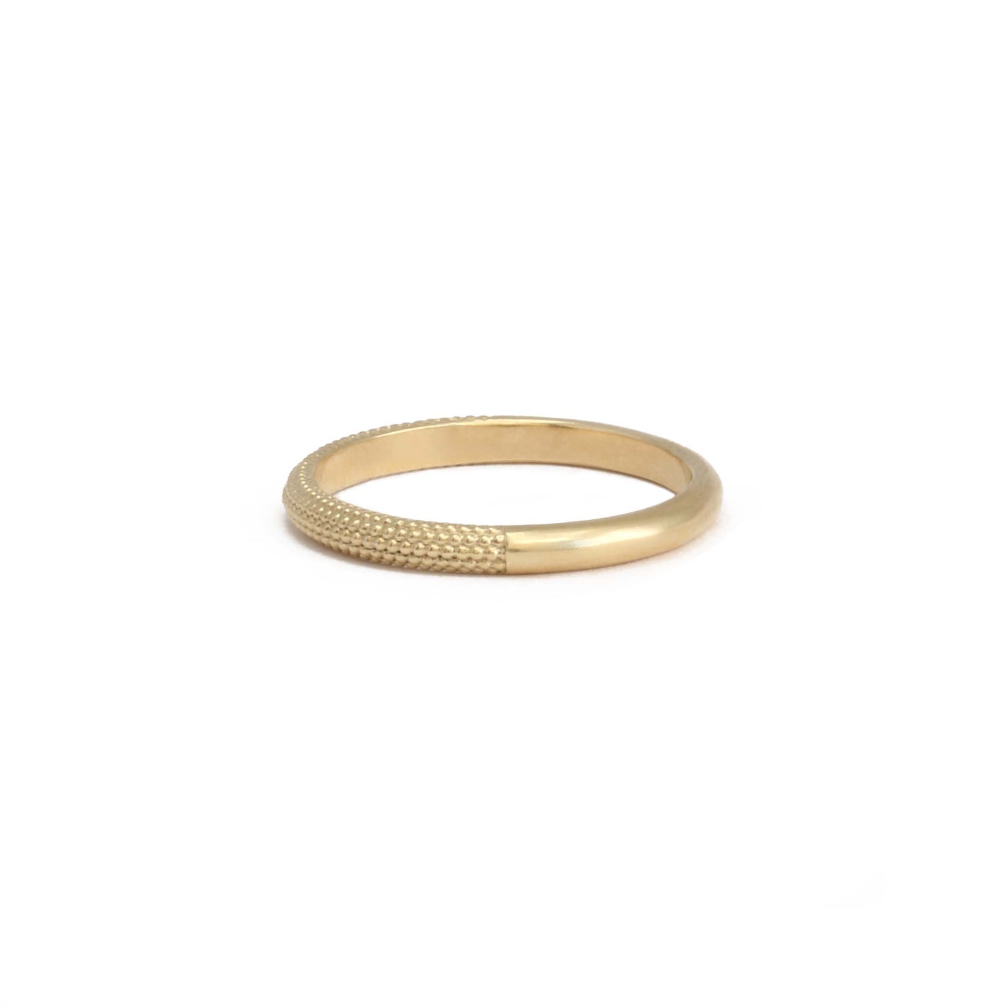 A ring with 2 faces, rough and smooth 9ct gold ring